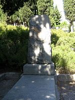 Могила художника в Ялте на Поликуровском кладбище