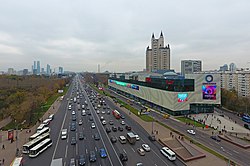 Кутузовский проспект (справа — торговый центр «Океания» и высотный жилой комплекс «Эдельвейс», слева — станция метро «Славянский бульвар»)