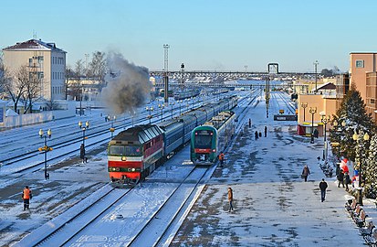 Тепловоз ТЭП70 с пассажирским поездом и дизель-поезд ДП3 на станции