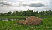 Борисов камень на берегу Западной Двины. Через реку — Латвия.