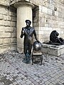 Скульптура Остапа Бендера у входа