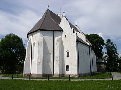 Костёл в Ишколди со стороны апсиды