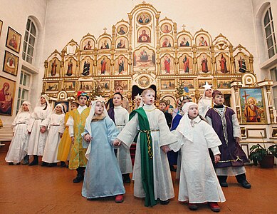 Воспитанники воскресной школы в храме представляют историю Рождества Христова (Приморский край, 2011 год)