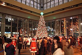 Рождественская ёлка в Маруноути (деловом районе Токио)
