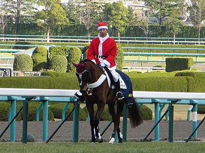 Японец в костюме Санта-Клауса