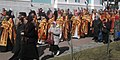 Священники шествуют во время Светлой седмицы (Троице-Сергиева лавра, Сергиев Посад, Россия).