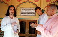 Мукунда Госвами (крайний справа), Джордж Харрисон (слева) и Шьямасундара Даса у самадхи кришнаитского святого Дживы Госвами (Вриндаван, Индия, 1996 год).