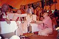 Мукунда Госвами даёт духовное посвящение новым ученикам в храме ИСККОН в Москве (15 июля 1996 года)