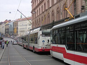 Троллейбус следует в составе колонны в честь 140-летия общественного транспорта в Брно, используя контактную сеть трамвая, временно переоборудованную для движения троллейбусов.
