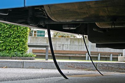 Резинометаллические ленты, касающиеся поверхности дороги — часть системы контроля утечки тока