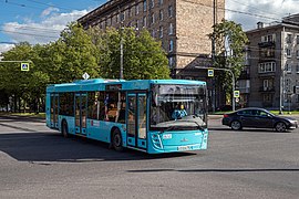 Санкт-петербургский МАЗ-203.945 СПГ с изменённой передней маской на маршруте № 108