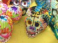 Сахарный череп, украшенный ко Дню мертвых в Койоакане, Мексика