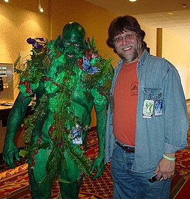 Лен Уэйн (справа), вместе с фанатом, одетым в костюм Болотной твари на CONvergence 2005 года