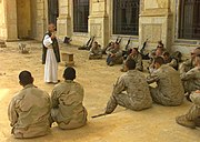 Католический капеллан учит американских морских пехотинцев и моряков в Ираке.