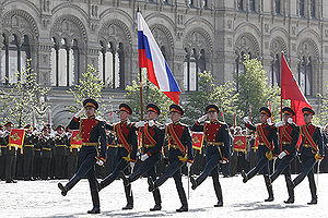 Вынос Флага России и Знамени Победы на параде 9 мая 2009 г..