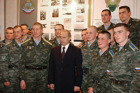Владимир Путин с курсантами РГВВДКУ, 2002 год