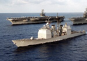 Крейсер типа «Тикондерога» USS Port Royal (CG-73) и авианосцы USS Nimitz (CVN-68) и USS Independence (CV-62) у берегов Йокосуки (Япония) 25 сентября 1997 года.