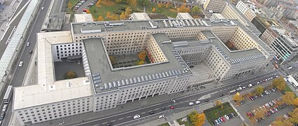 Современный вид с воздуха, показывающий планировку здания министерства.