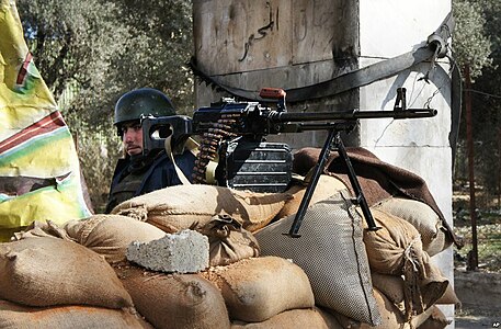 Солдат правительственной армии дежурит на контрольно-пропускном пункте (Дамаск, январь 2012).