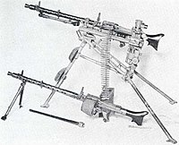 MG-34 с двухбарабанным магазином (внизу) на 75 патронов