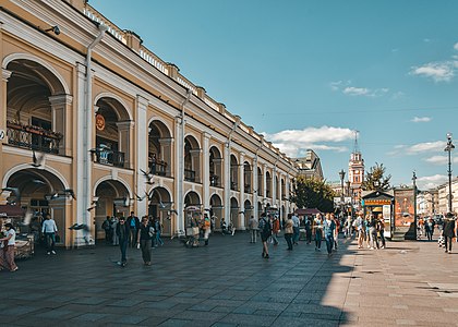 Выход на Гостиный Двор (вид с выхода подземного перехода Невского пр.)