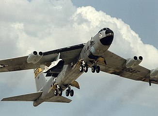 X-38 под крылом Balls 8 в первом полёте 30 июля 1997 (без сброса)