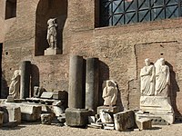 Фрагмент экспозиции у наружных стен терм Диоклетиана