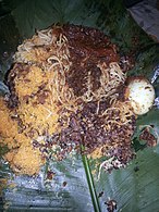 Waakye (рис и фасоль) со спагетти и вареным яйцом