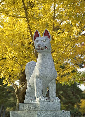 Статуя кицунэ в храме Инари, расположенном рядом с буддийским храмом Тодайдзи; город Нара, Япония
