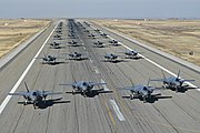 35 F-35A 388-го и 419-го истребительных крыльев ВВС США готовятся к взлёту во время учений, 19 ноября 2018