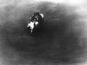 Взрыв «Принстона» после того, как он был торпедирован крейсером «Рено»