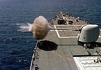 Ведёт огонь 127-мм артустановка эсминца USS Benfold (DDG-65) на учениях у берегов Южной Калифорнии, 16 апреля 1997 года.