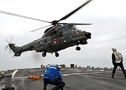 Посадка вертолёта на палубу эсминца УРО «Митчер»