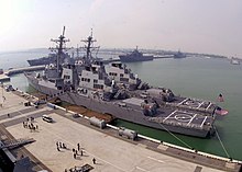 Эскадренные миноносцы типа «Арли Бёрк» USS Milius (DDG-69) (слева) и USS Higgins (DDG-76) в порту Сингапура, 2002 год.