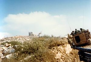Израильские БТР приближаются к форпосту Армии Южного Ливана, 1987.