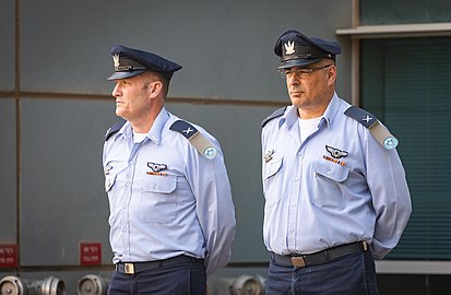 Томер Бар со сменившим его на посту начальника штаба ВВС Ниром Барканом (справа), октябрь 2019 года
