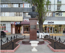 Памятник Ю. Акаеву