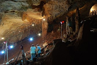 Пещера Манот во время раскопок в 2011 году