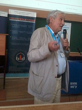 Б. Н. Четверушкин читает лекцию на Летней суперкомпьютерной академии 2016 в МГУ