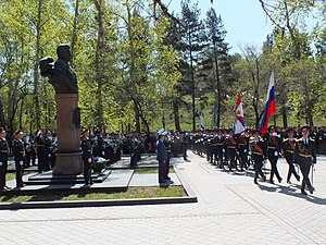 Солдаты Восточного военного округа на возложении венков к памятнику Маршалу Советского Союза Малиновскому, 9 мая 2014 г.