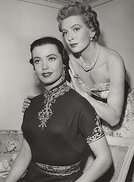 Вместе с Деборой Керр (справа) в фильме «Идеальная жена» (1953)