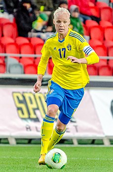 Каролин Сегер в составе сборной Швеции в матче против Исландии 6 апреля 2013 года