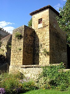 Башня городских укреплений, построенная незадолго до основания города (XII век)