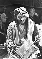 Бедуин играет на ребабе во время Второй мировой войны