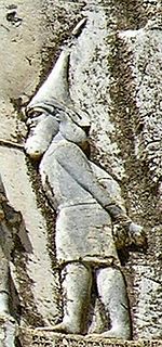 Скунха на рельефе с Бехустинской надписью