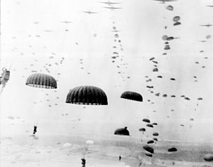 Волны парашютистов 101-й воздушно-десантной дивизии союзников приземляются в Нидерландах. Сентябрь 1944 года