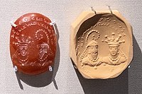 Печать с двумя обращёнными друг к другу бюстами и согдийской надписью, кушано-сасанидский период, 300-350 гг. н. э. Британский музей 119999[19].