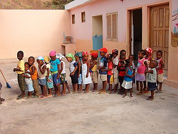 Ученики начальной школы выстраиваются в очередь на занятия на Кабо-Верде
