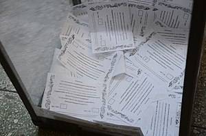 Урна с заполненными бюллетенями на участке для голосования в Донецке.