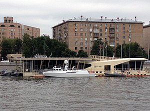 Патрульный катер проекта 03160 у причального комплекса-дебаркадера Национального центра управления обороной Российской Федерации на Фрунзенской набережной Москвы-реки.